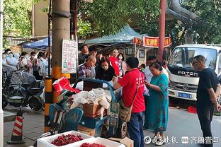 不离不弃！泰山球员赛后谢场，球迷仍喊口号支持球队